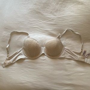 Detailed padded bra